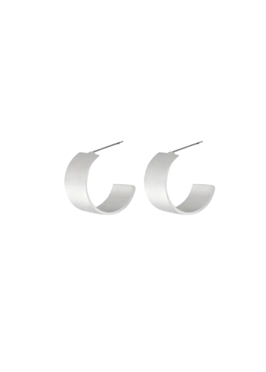 Chunky hoop waterproof silver earring. Our waterproof jewellery is crafted in 40% recycled, hypoallergenic stainless steel which makes them highly durable.