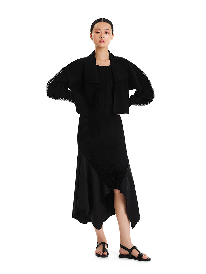 Cardigan with lapels and round sleeves made of elastic viscose yarn.Its dense knitting gives shape to the design while making the fit comfortable.It has long, round sleeves with details of embroidered yarn, adding a unique style to the garment