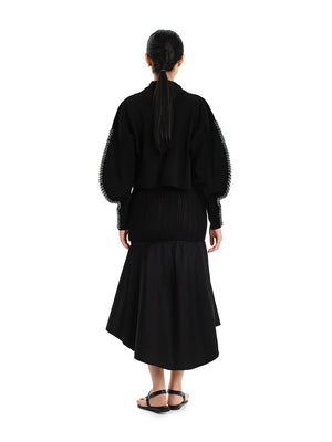 Cardigan with lapels and round sleeves made of elastic viscose yarn.Its dense knitting gives shape to the design while making the fit comfortable.It has long, round sleeves with details of embroidered yarn, adding a unique style to the garment