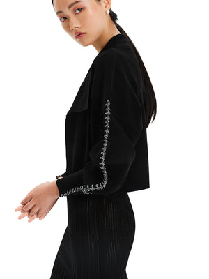 Cardigan with lapels and round sleeves made of elastic viscose yarn.Its dense knitting gives shape to the design while making the fit comfortable.It has long, round sleeves with details of embroidered yarn, adding a unique style to the garment