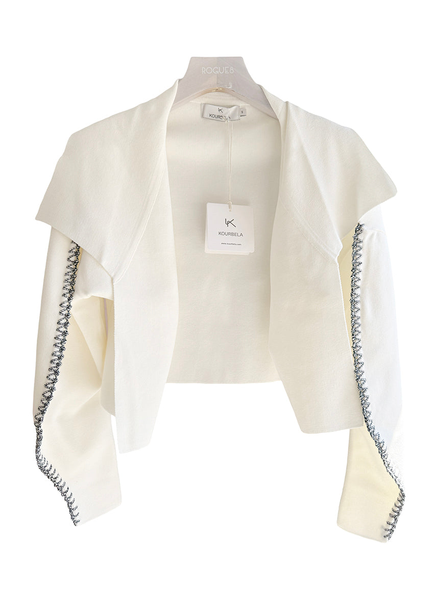 Cardigan with lapels and round sleeves made of elastic viscose yarn.Its dense knitting gives shape to the design while making the fit comfortable.It has long, round sleeves with details of embroidered yarn, adding a unique style to the garment