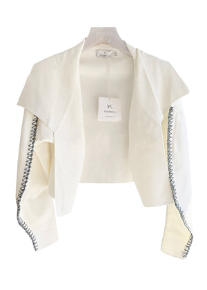 Cardigan with lapels and round sleeves made of elastic viscose yarn.Its dense knitting gives shape to the design while making the fit comfortable.It has long, round sleeves with details of embroidered yarn, adding a unique style to the garment