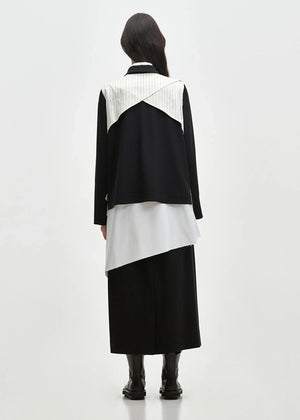 Short jacket, cut for a relaxed slightly A-line silhouette with a lapel collar, made of blended cool wool-type viscose fabric. BAYA can be worn reversibly