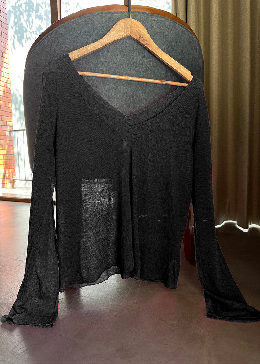 A lightweight and elegant black pullover. The sweater showcases a deep V-neckline at the front and back. The fabric is linen-knit. The long sleeves, with a trumpet-like flow, complementing the medium-length hem