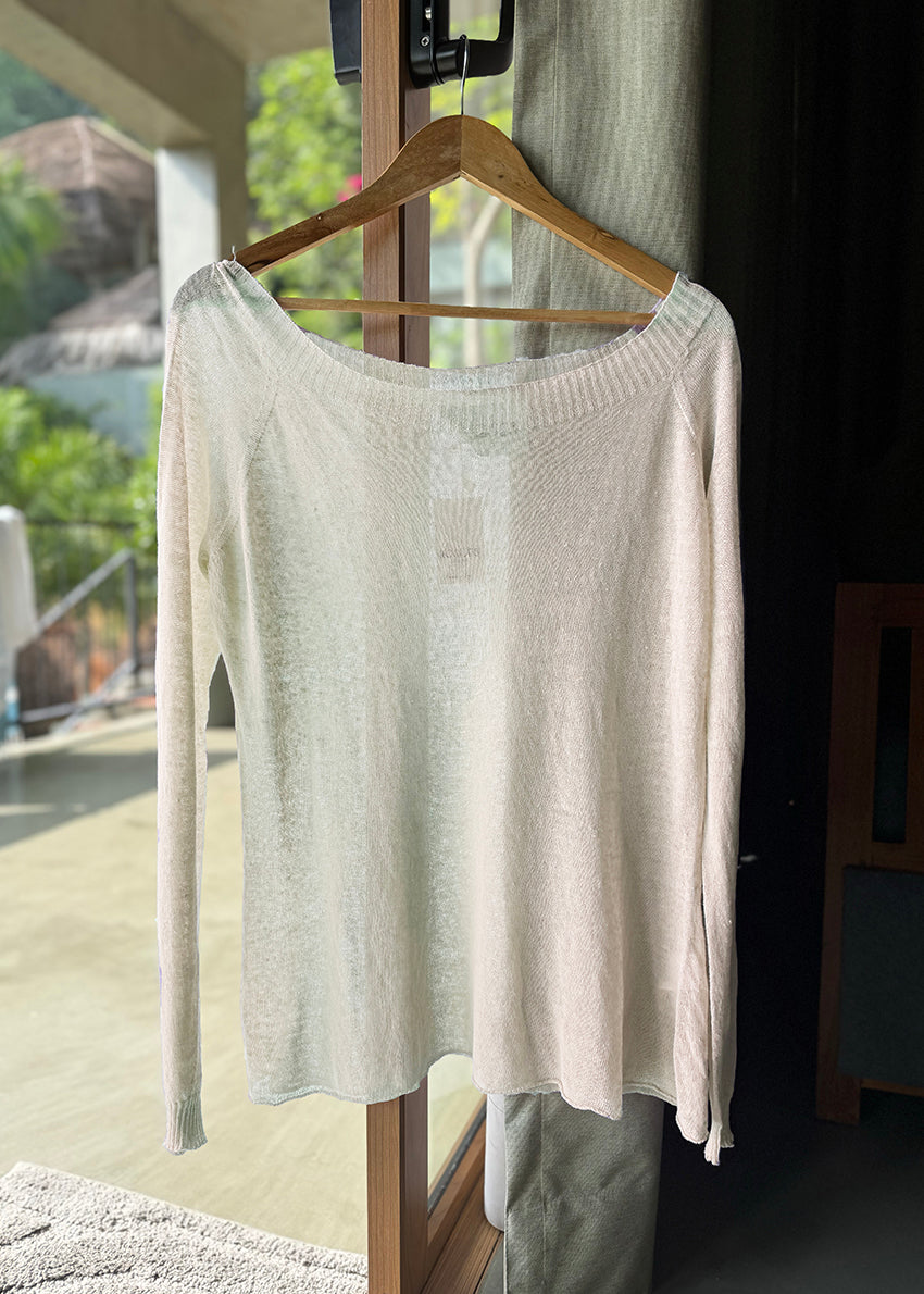 This trendy boat neck, featuring long sleeves that accentuate your curves, is the ultimate timeless pullover. It effortlessly elevates any casual outfit and adds the perfect touch of femininity to every occasion.