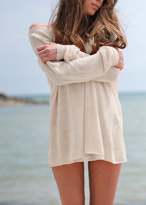 This trendy boat neck, featuring long sleeves that accentuate your curves, is the ultimate timeless pullover. It effortlessly elevates any casual outfit and adds the perfect touch of femininity to every occasion.