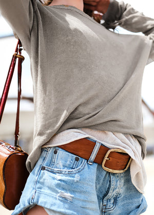 This trendy boat neck, featuring long sleeves that accentuate your curves, is the ultimate timeless pullover