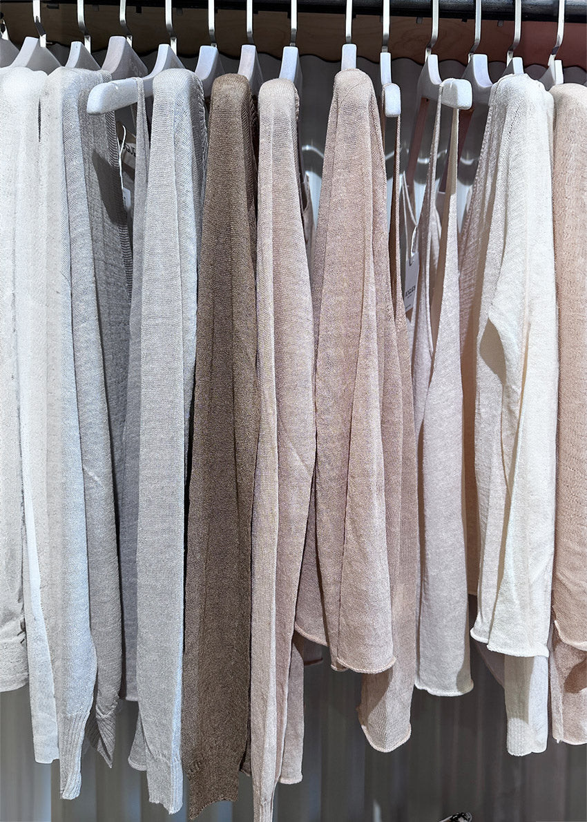 A long-sleeved, boat-neck, salmon-colored sweater made of linen and polyamide, displayed on a plain background.