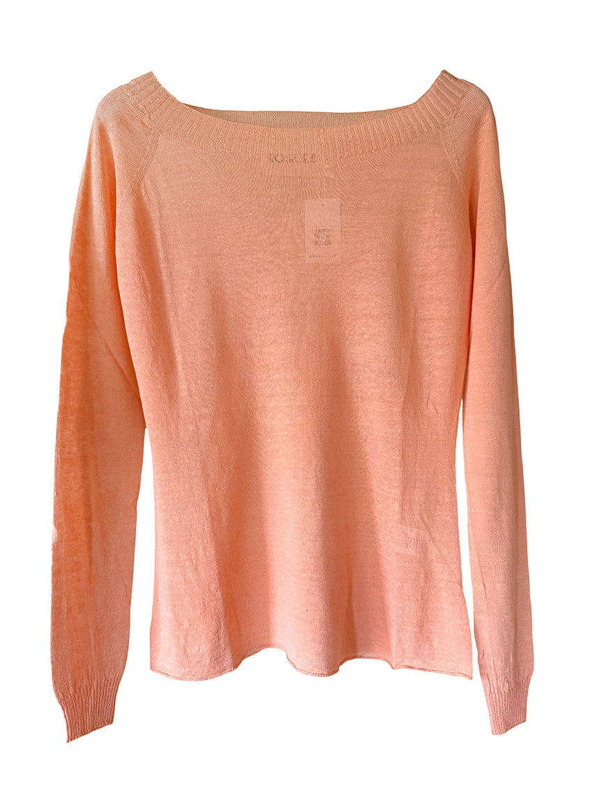 This trendy boat neck, featuring long sleeves that accentuate your curves, is the ultimate timeless pullover. It effortlessly elevates any casual outfit and adds the perfect touch of femininity to every occasion