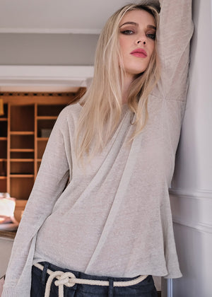 This trendy boat neck, featuring long sleeves that accentuate your curves, is the ultimate timeless pullover. It effortlessly elevates any casual outfit and adds the perfect touch of femininity to every occasion