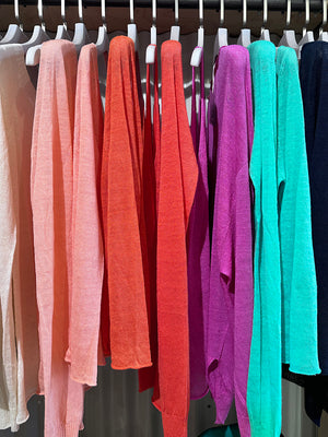 This trendy boat neck, featuring long sleeves that accentuate your curves, is the ultimate timeless pullover. It effortlessly elevates any casual outfit and adds the perfect touch of femininity to every occasion