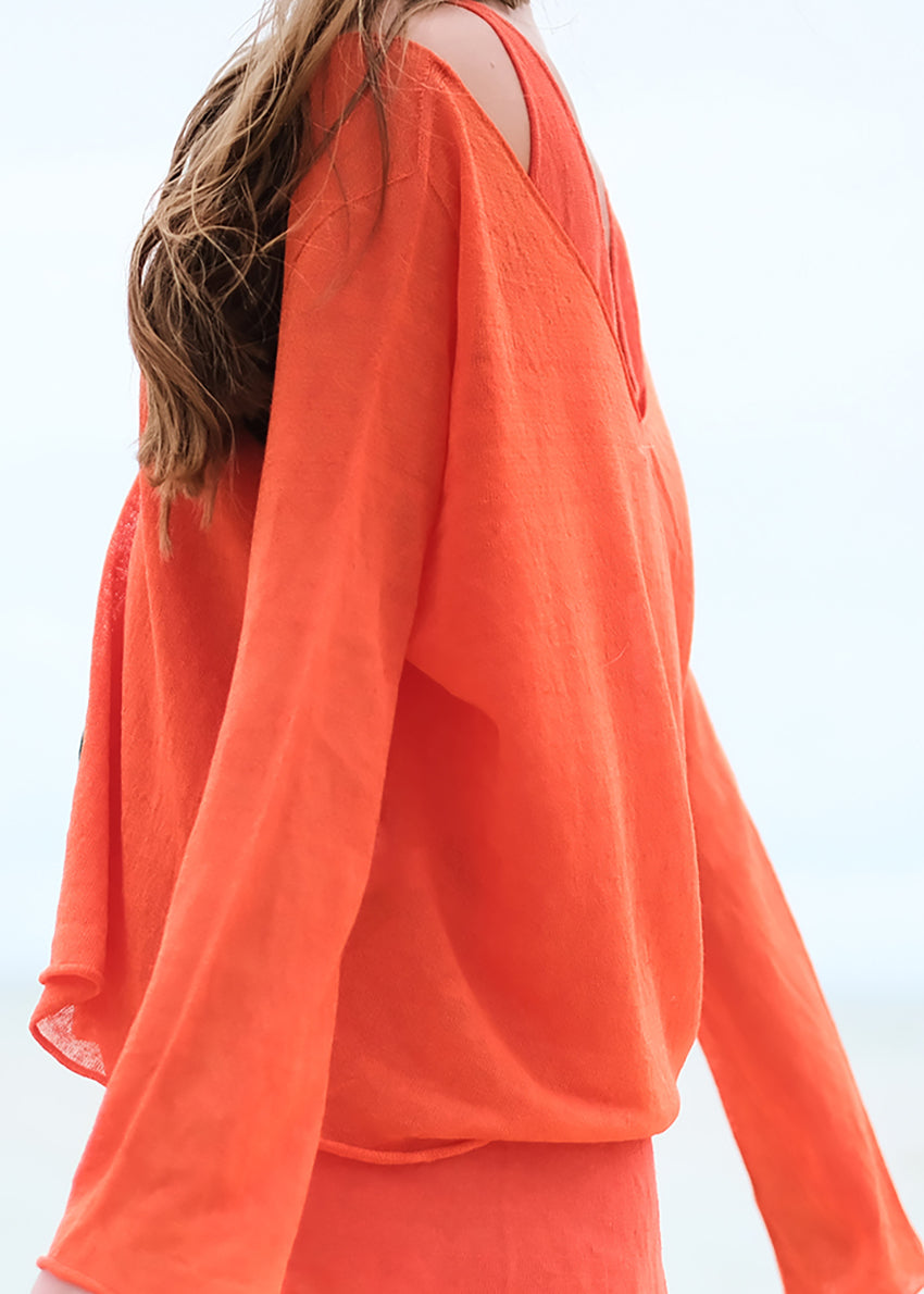 This top is like the sexy alter ego of the Miaou Top, complete with a playful halter back. With a wide V front neckline and open halter back. Its lightweight and slightly sheer texture