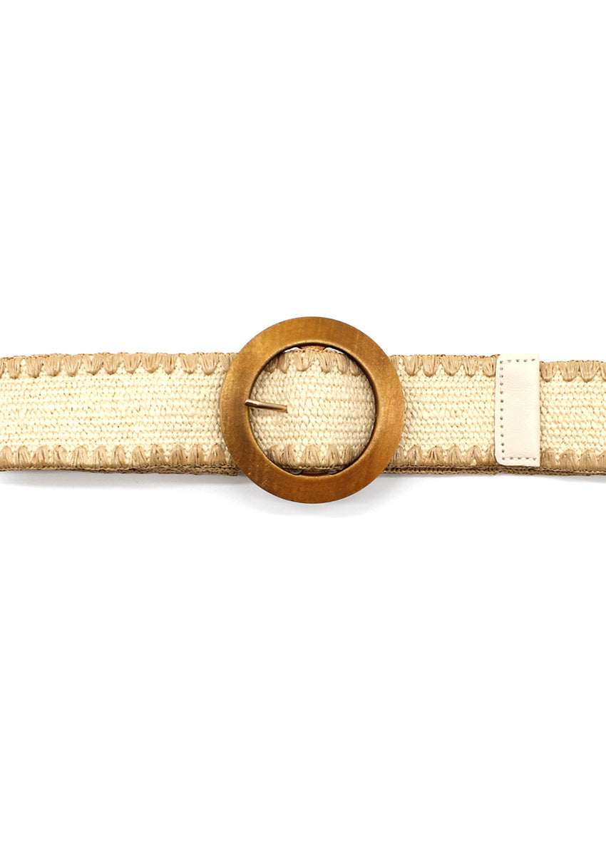 A beige raffia belt with a wooden buckle and decorative edge, against a white background.
