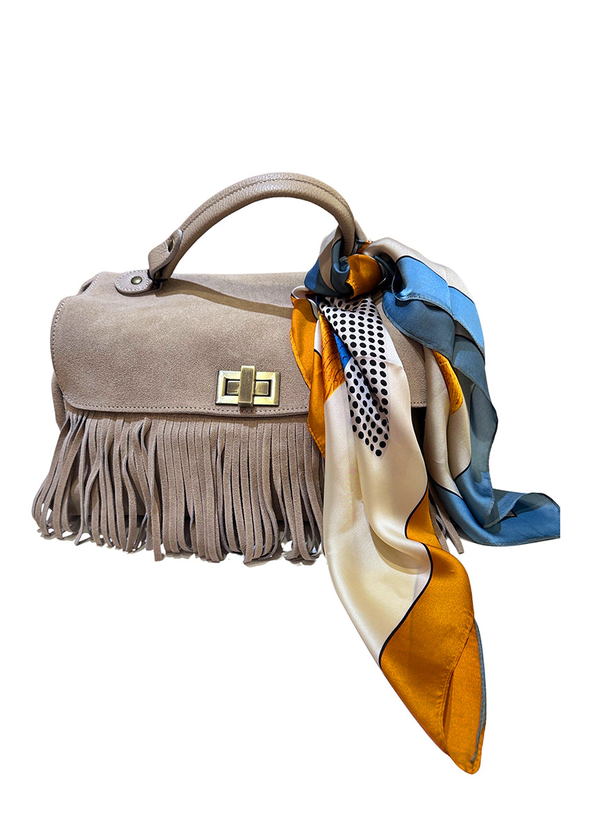 Wrapped in the luxurious texture of suede. Its clean design is elevated by a unique detail that captures attention: a cascade of leather fringes in the central part. The strip with leather fringes is a nod to bohemian fashion