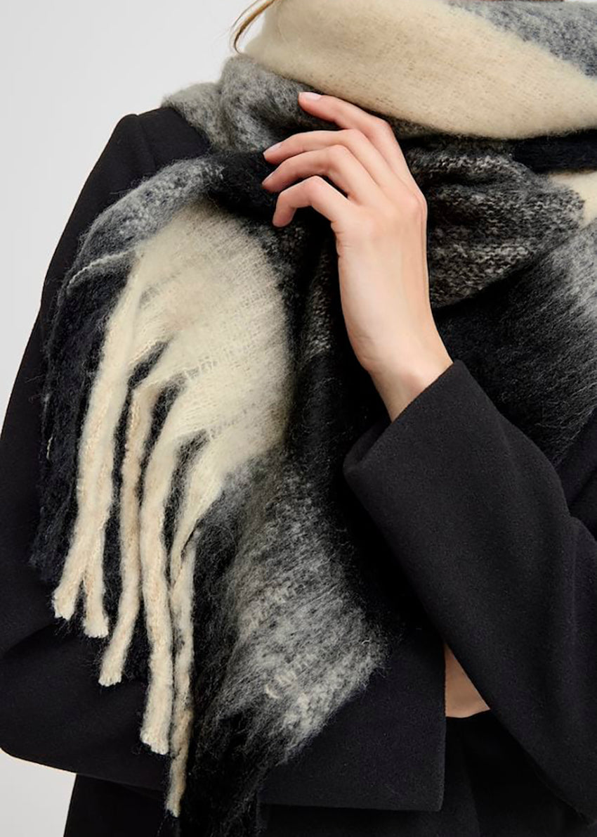 Scarf with a brushed finish. Fringed trims.