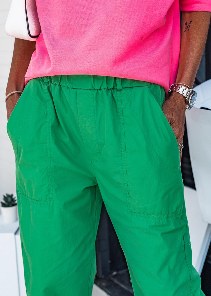 Trousers made of crepe elasticated cotton. Adjustable waist comfort, the elasticated waistband and the belt loops, while the balloon shape expertly flatters fuller thighs.