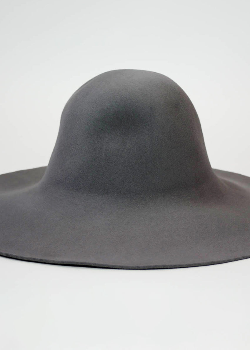 A gray hat for men and women, very plain and elegant. Allows you to wear it in your very individual way.The fine -pure wool is skin-friendly and the light weight, makes the hat to change her shape.