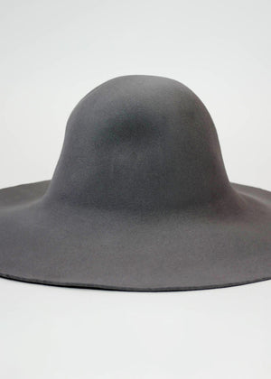 A gray hat for men and women, very plain and elegant. Allows you to wear it in your very individual way.The fine -pure wool is skin-friendly and the light weight, makes the hat to change her shape.