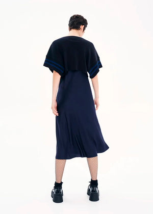 Knit short – sleeved crop top made of 100% Greek cotton in a loose fit. It features a design with details of stripes.