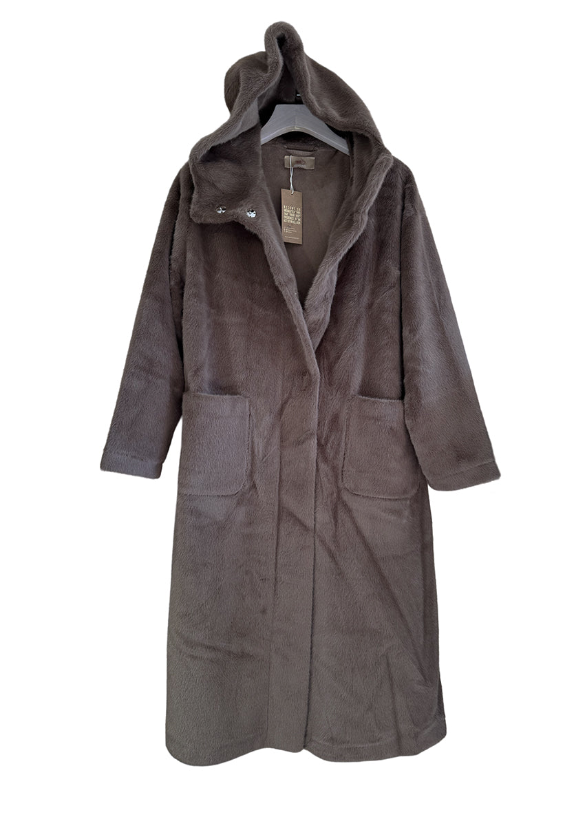 This ultra-fine faux-fur coat features a high density weave of fibres that are thinner than silk, providing a soft and fluffy texture. The coat is fully lined and includes a hoodie, plank frontal pockets, and metallic staples, all in a solid color. 