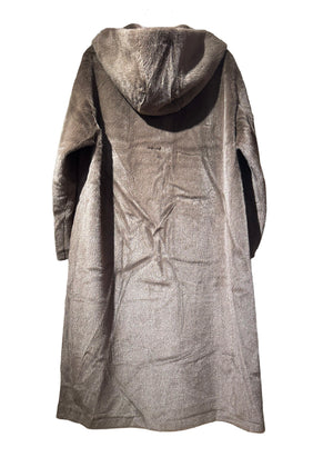 This ultra-fine faux-fur coat features a high density weave of fibres that are thinner than silk, providing a soft and fluffy texture. The coat is fully lined and includes a hoodie, plank frontal pockets, and metallic staples, all in a solid color. 