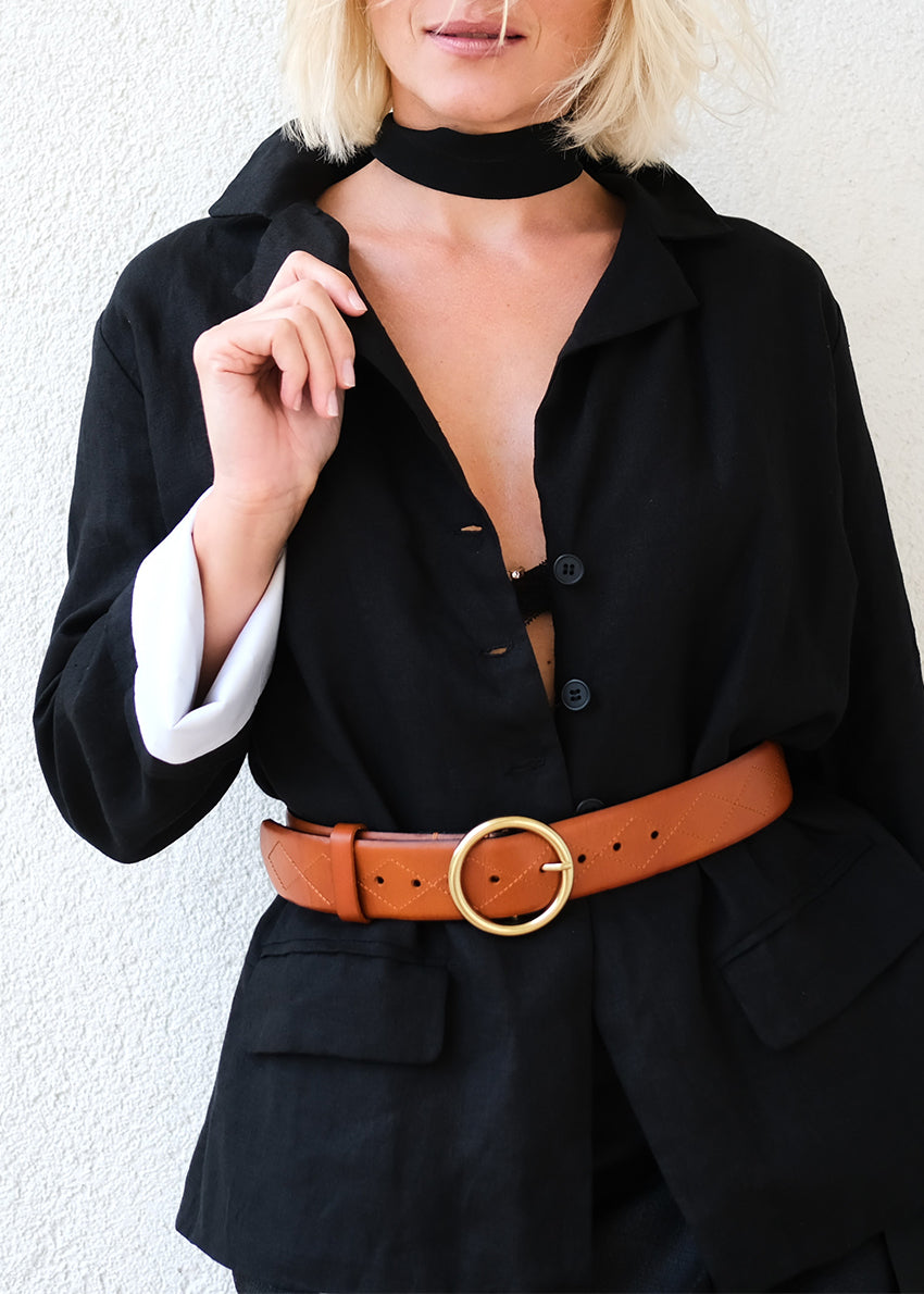 A classic leather belt with mettalic loop, rounded, great quality, created with much attention for details.&nbsp;