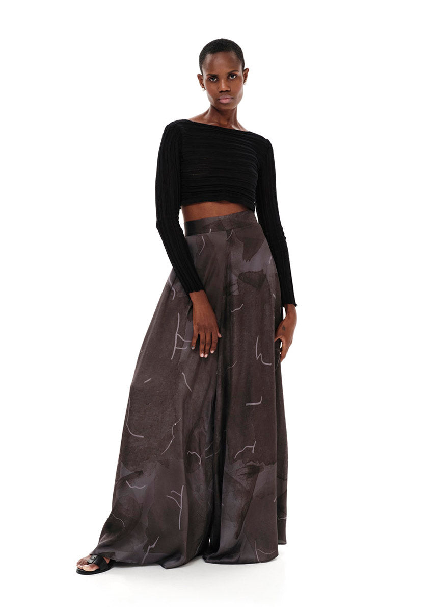 Knitted long sleeved crop top with the “Archetypes” rib pattern and yarn made of 100% high quality Greek cotton, in a fitted silhouette. It has a boat neckline.