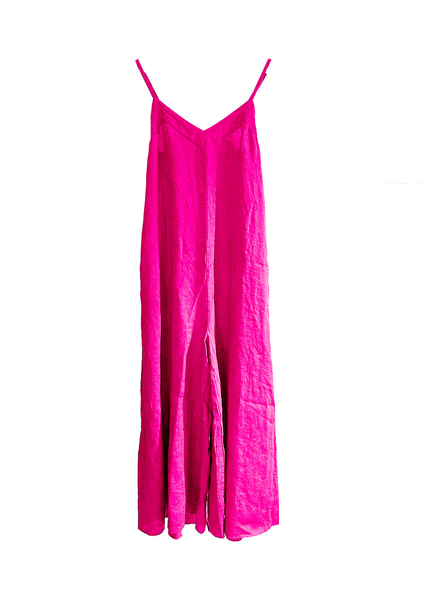 Imagine a linen overall, an essential piece for summer days. 