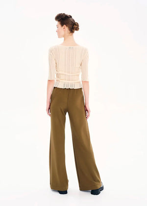 Knitted top with the “Archetypes” rib pattern and yarn made of 100% high quality Greek cotton in a regular fit.It has ¾ sleeves and a neckline in a smile shape.