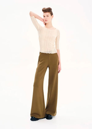 Knitted top with the “Archetypes” rib pattern and yarn made of 100% high quality Greek cotton in a regular fit.It has ¾ sleeves and a neckline in a smile shape.