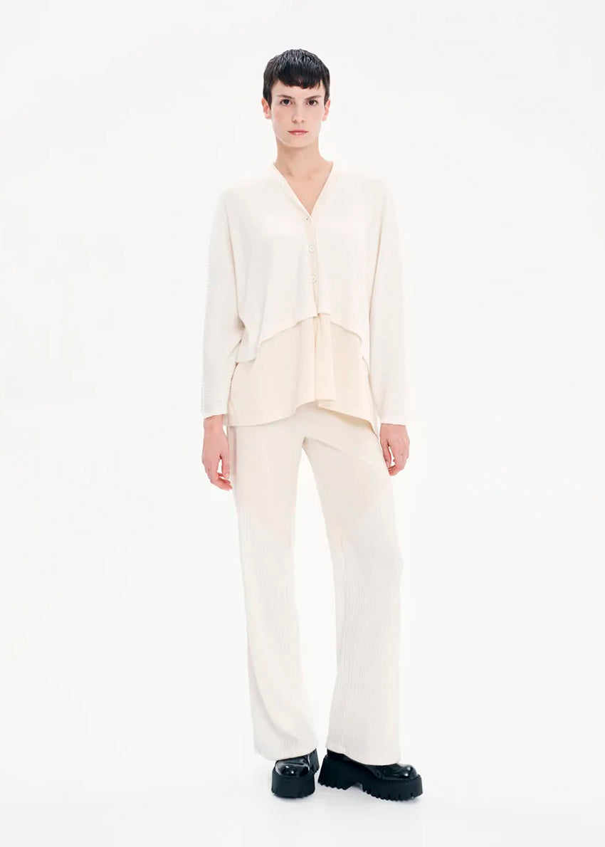 High waisted trousers made of a combination of two different fabrics in a straight line that feature an elastic waist