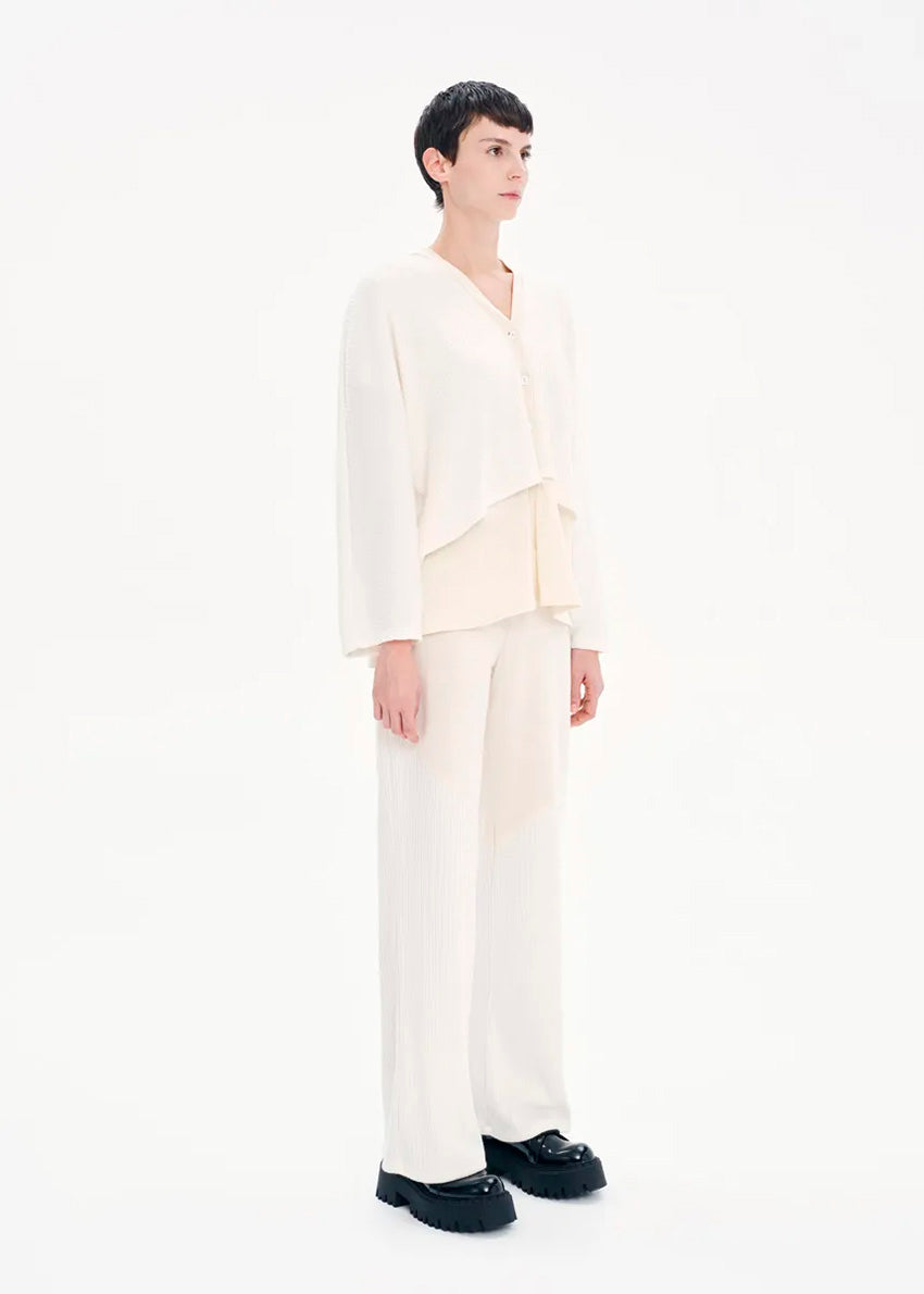 High waisted trousers made of a combination of two different fabrics in a straight line that feature an elastic waist