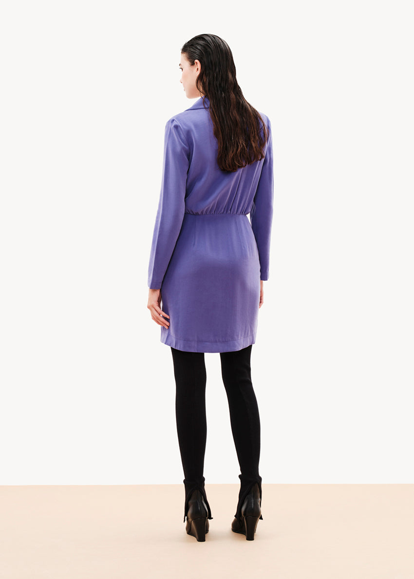Draped Out blazer dress made of soft and supple viscose with a cupro touch. It has a lapel collar It has long sleeves It closes at the front with a two-way zipper and has a concealed button It is form-fitting on the bottom part while it is slightly looser on the top