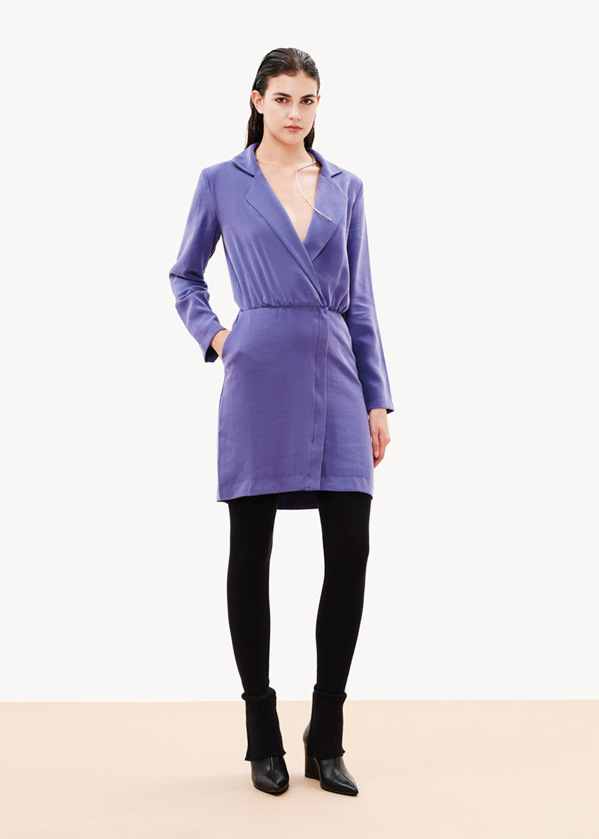 Draped Out blazer dress made of soft and supple viscose with a cupro touch. It has a lapel collar It has long sleeves It closes at the front with a two-way zipper and has a concealed button It is form-fitting on the bottom part while it is slightly looser on the top