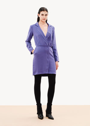 Draped Out blazer dress made of soft and supple viscose with a cupro touch. It has a lapel collar It has long sleeves It closes at the front with a two-way zipper and has a concealed button It is form-fitting on the bottom part while it is slightly looser on the top