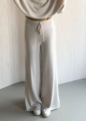 Long wide ivory pants made of a soft viscose blend, they feature elastic drawstring, perfect for resort lifestyle, travel comfort and fireplace parties