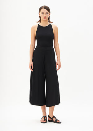 Cropped mid – waisted trousers made of soft eco vero viscose in a comfortable fit that feature an elastic waist.They fit on the waist with an elasticated band and their length stops over the ankles while their wide, comfy shape creates fluid and luscious draping.