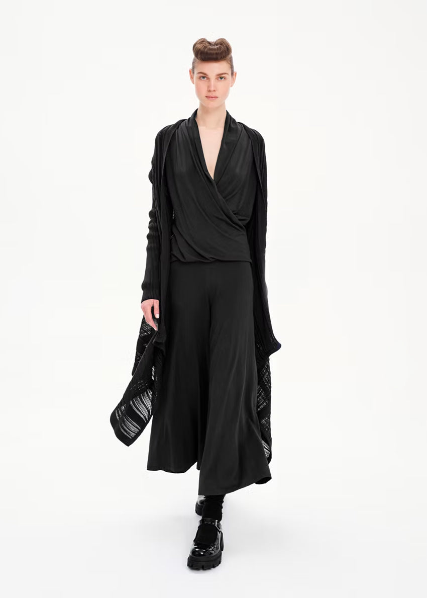 Cropped mid – waisted trousers made of soft eco vero viscose in a comfortable fit that feature an elastic waist.They fit on the waist with an elasticated band and their length stops over the ankles while their wide, comfy shape creates fluid and luscious draping.