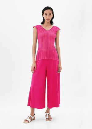 Cropped mid – waisted trousers made of soft eco vero viscose in a comfortable fit that feature an elastic waist.They fit on the waist with an elasticated band and their length stops over the ankles while their wide, comfy shape creates fluid and luscious draping.