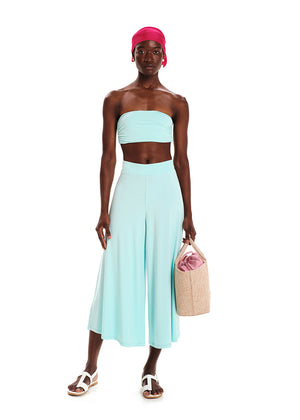 Cropped mid – waisted trousers made of soft eco vero viscose in a comfortable fit that feature an elastic waist.They fit on the waist with an elasticated band and their length stops over the ankles while their wide, comfy shape creates fluid and luscious draping.