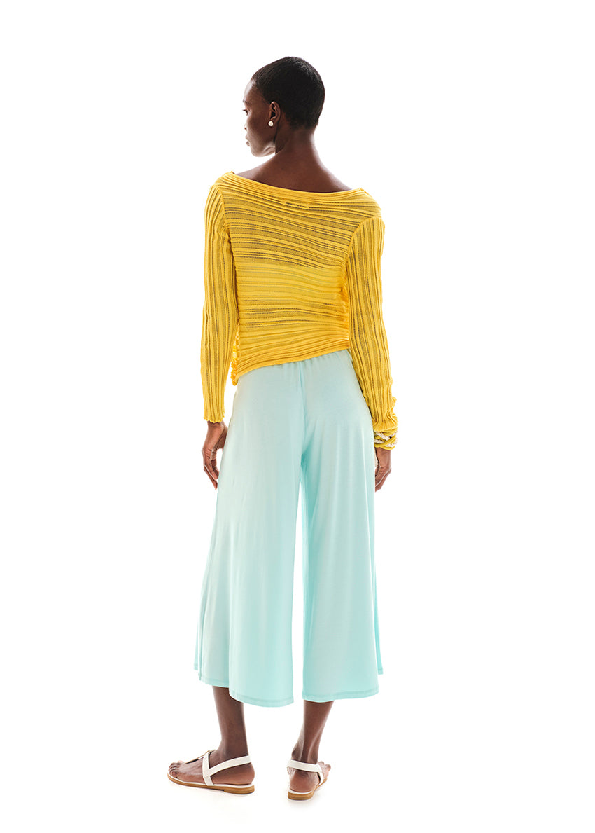 Cropped mid – waisted trousers made of soft eco vero viscose in a comfortable fit that feature an elastic waist.They fit on the waist with an elasticated band and their length stops over the ankles while their wide, comfy shape creates fluid and luscious draping.