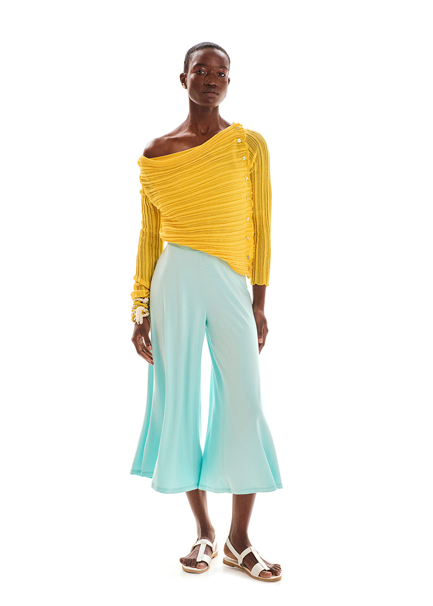 Cropped mid – waisted trousers made of soft eco vero viscose in a comfortable fit that feature an elastic waist.They fit on the waist with an elasticated band and their length stops over the ankles while their wide, comfy shape creates fluid and luscious draping.