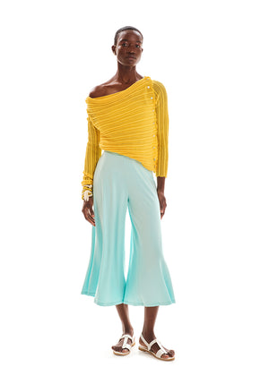 Cropped mid – waisted trousers made of soft eco vero viscose in a comfortable fit that feature an elastic waist.They fit on the waist with an elasticated band and their length stops over the ankles while their wide, comfy shape creates fluid and luscious draping.