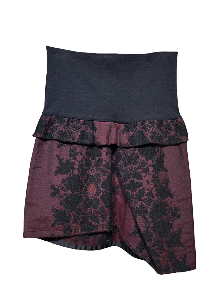 A mid purple skirt with floral embroidery is a bold and lively piece of clothing. The purple color adds a touch of eccentricity and originality. The floral embroidery introduces a romantic and playful element to the garment. It features elasticated waistband on the waist.