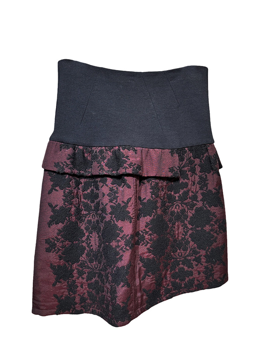 A mid purple skirt with floral embroidery is a bold and lively piece of clothing. The purple color adds a touch of eccentricity and originality. The floral embroidery introduces a romantic and playful element to the garment. It features elasticated waistband on the waist.