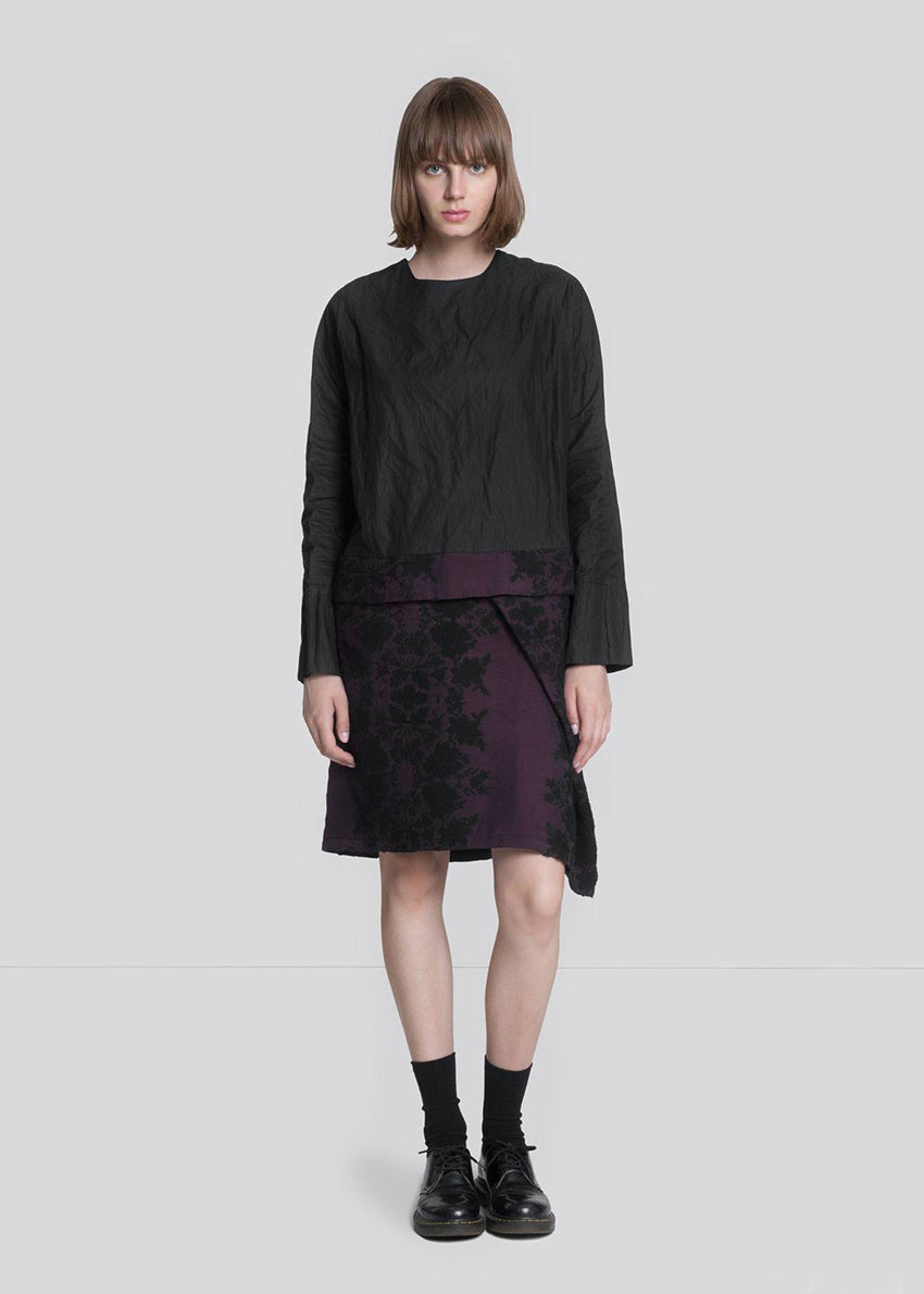 A mid purple skirt with floral embroidery is a bold and lively piece of clothing. The purple color adds a touch of eccentricity and originality. The floral embroidery introduces a romantic and playful element to the garment. It features elasticated waistband on the waist.