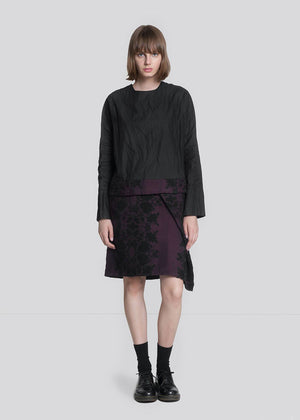 A mid purple skirt with floral embroidery is a bold and lively piece of clothing. The purple color adds a touch of eccentricity and originality. The floral embroidery introduces a romantic and playful element to the garment. It features elasticated waistband on the waist.