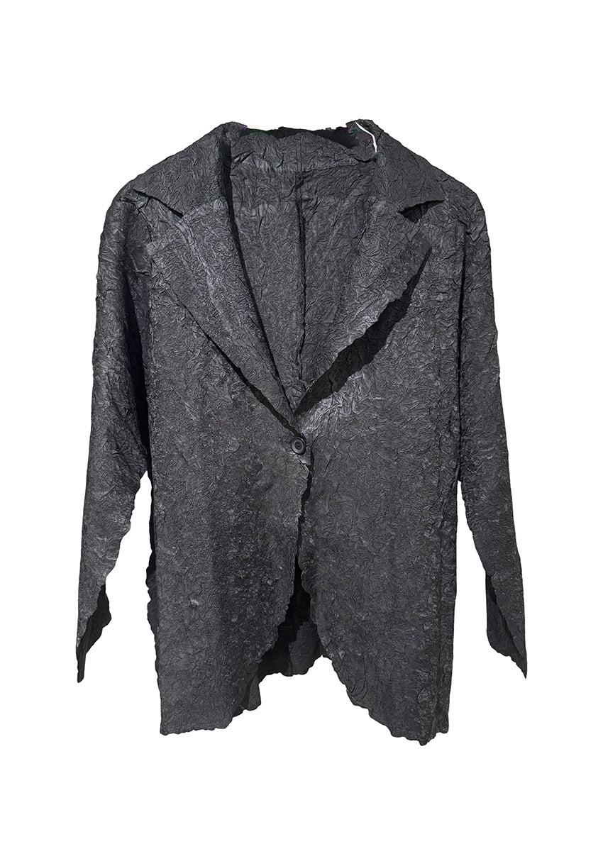 This unique black jacket draws inspiration from kinetic sculptures. Its texture is both original and elegant, with a crepe-like feel that is effortlessly chic. It's also wrinkle-resistant. The jacket boasts one button closure and long sleeves.