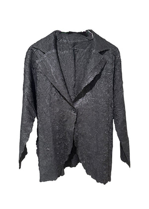 This unique black jacket draws inspiration from kinetic sculptures. Its texture is both original and elegant, with a crepe-like feel that is effortlessly chic. It's also wrinkle-resistant. The jacket boasts one button closure and long sleeves.