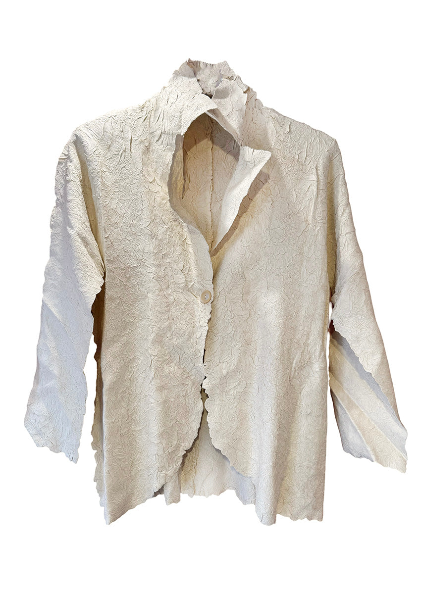 This unique cornsilk jacket draws inspiration from kinetic sculptures. Its texture is both original and elegant, with a crepe-like feel that is effortlessly chic. It's also wrinkle-resistant. The jacket boasts one button closure and long sleeves.
